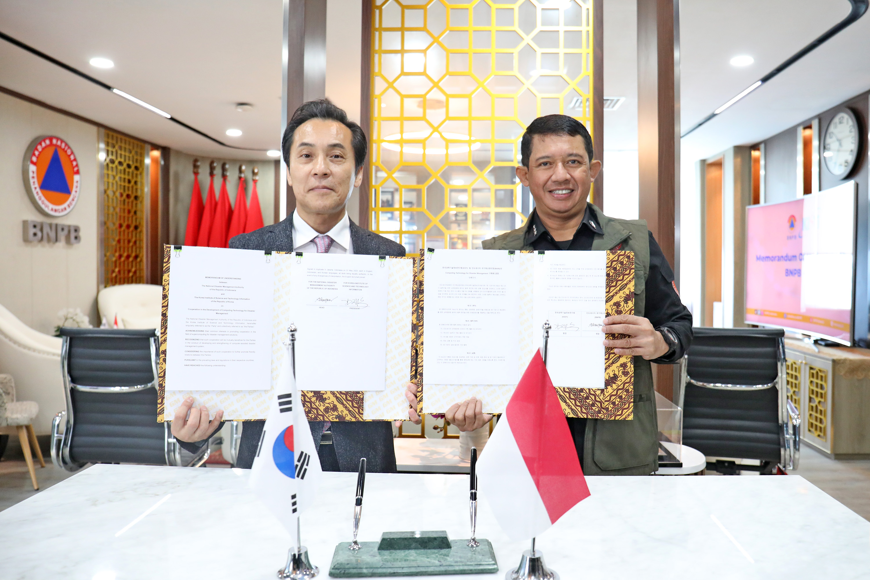 Kepala BNPB Letjen TNI Suharyanto S,Sos., M.M., (kanan) dan Presiden KISTI Kim Jaesoo menunjukkan berkas kerja sama usai penandatanganan nota kesepahaman di Graha BNPB, Jakarta, Rabu (31/5).